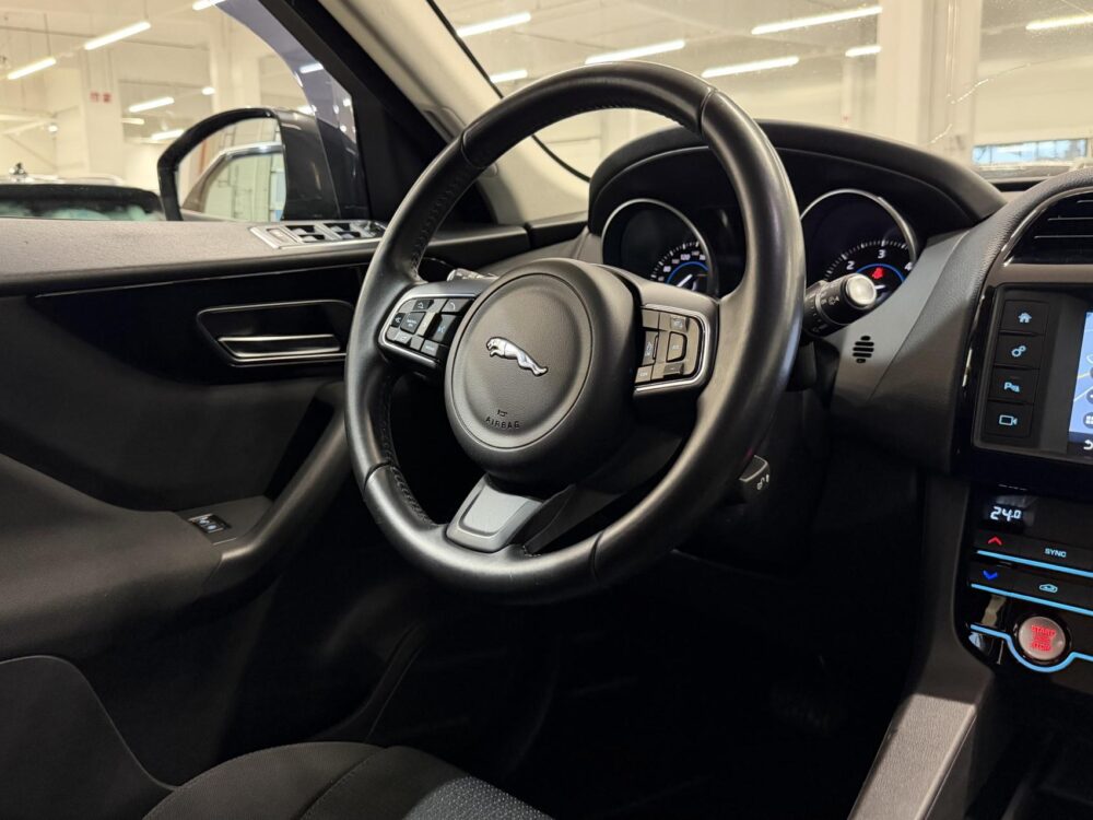 Jaguar F-Pace 15