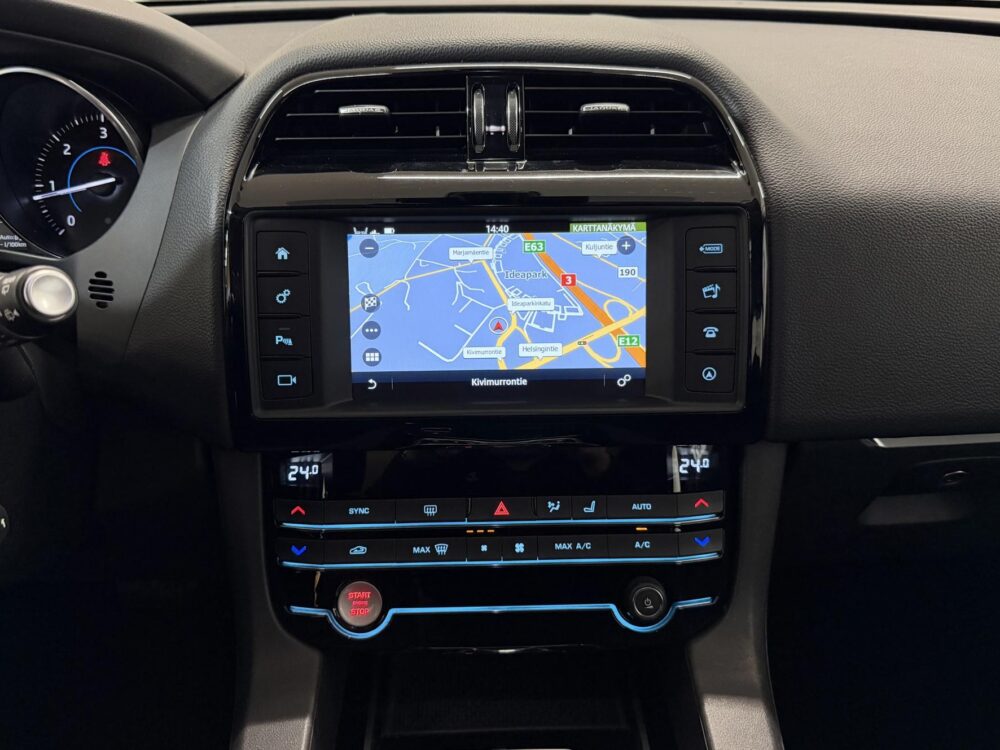 Jaguar F-Pace 17