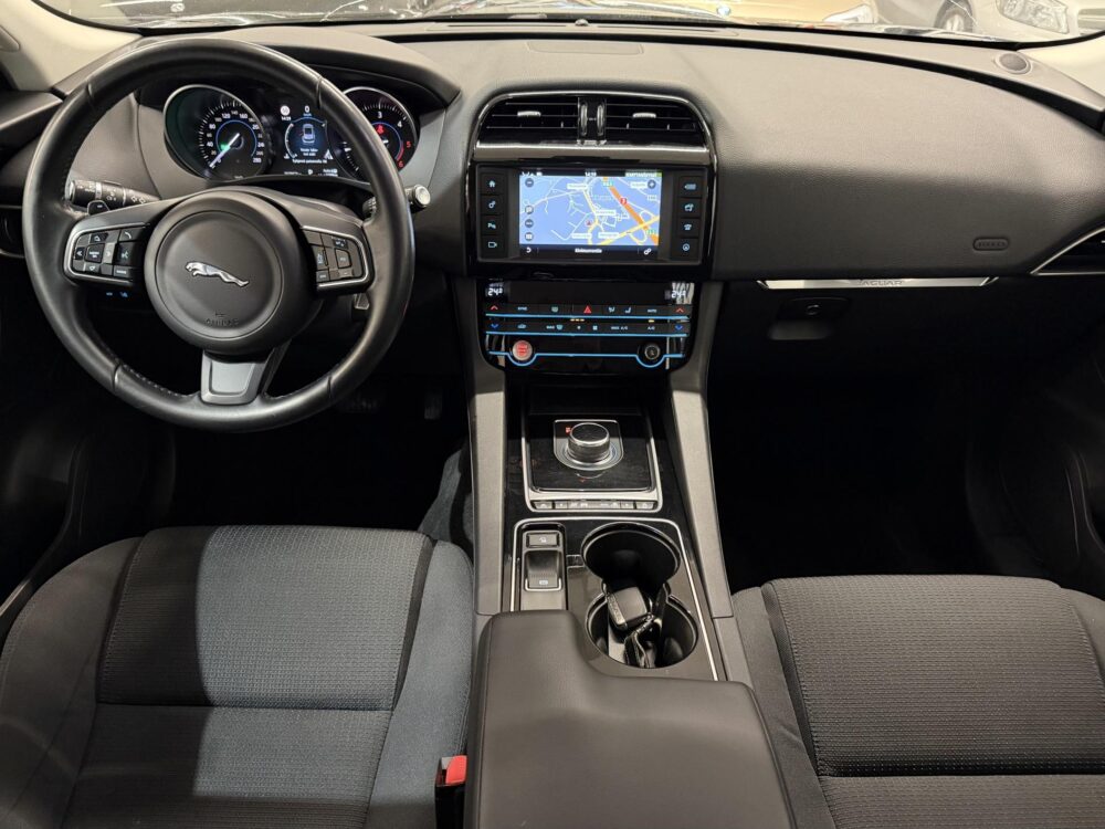 Jaguar F-Pace 7