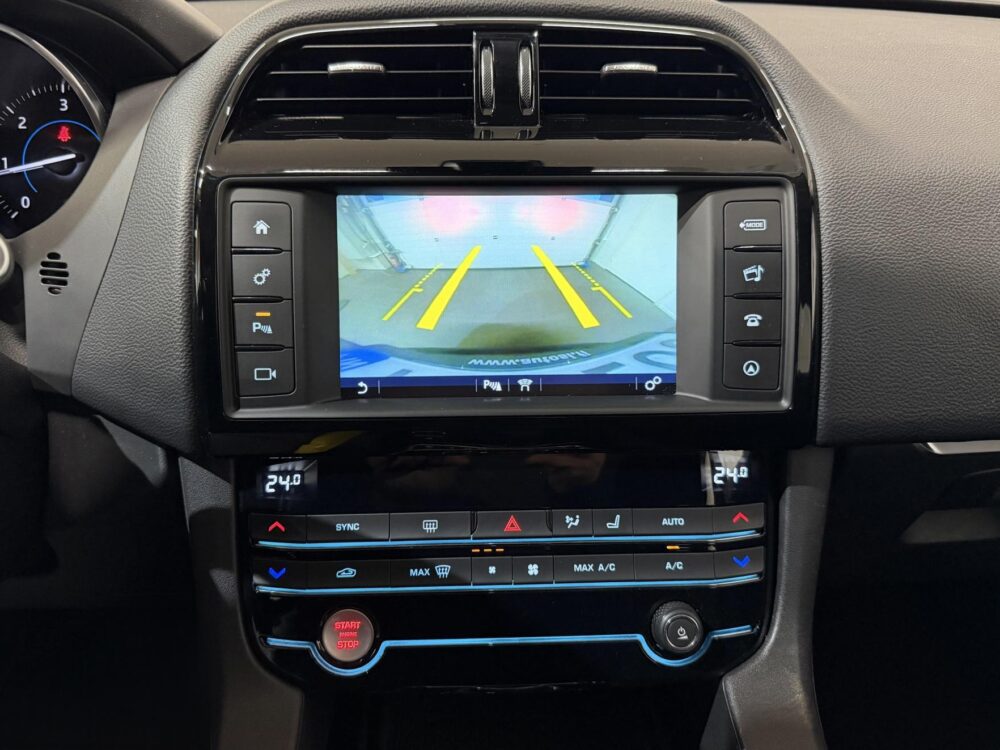Jaguar F-Pace 18