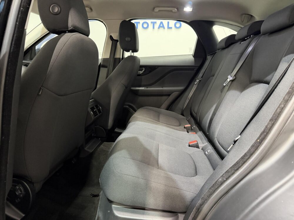 Jaguar F-Pace 10