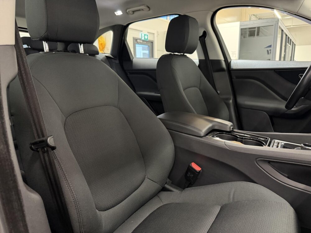 Jaguar F-Pace 16