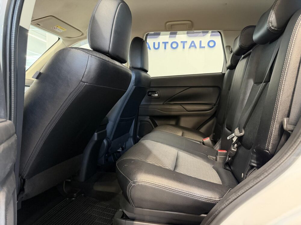 Mitsubishi Outlander PHEV 7