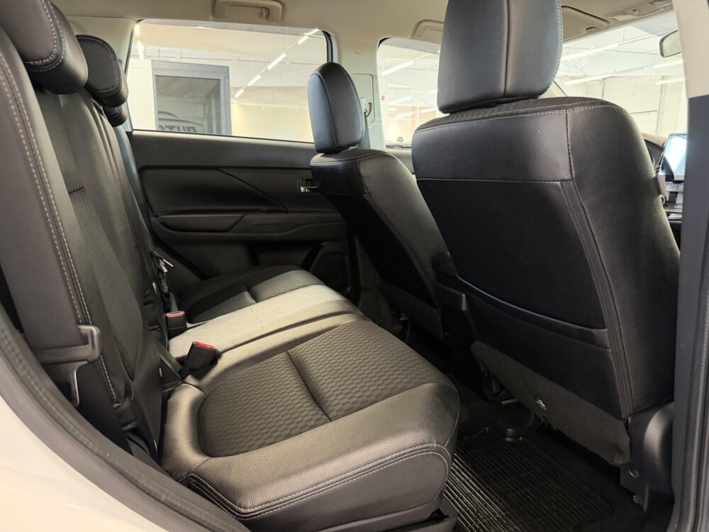 Mitsubishi Outlander PHEV 10