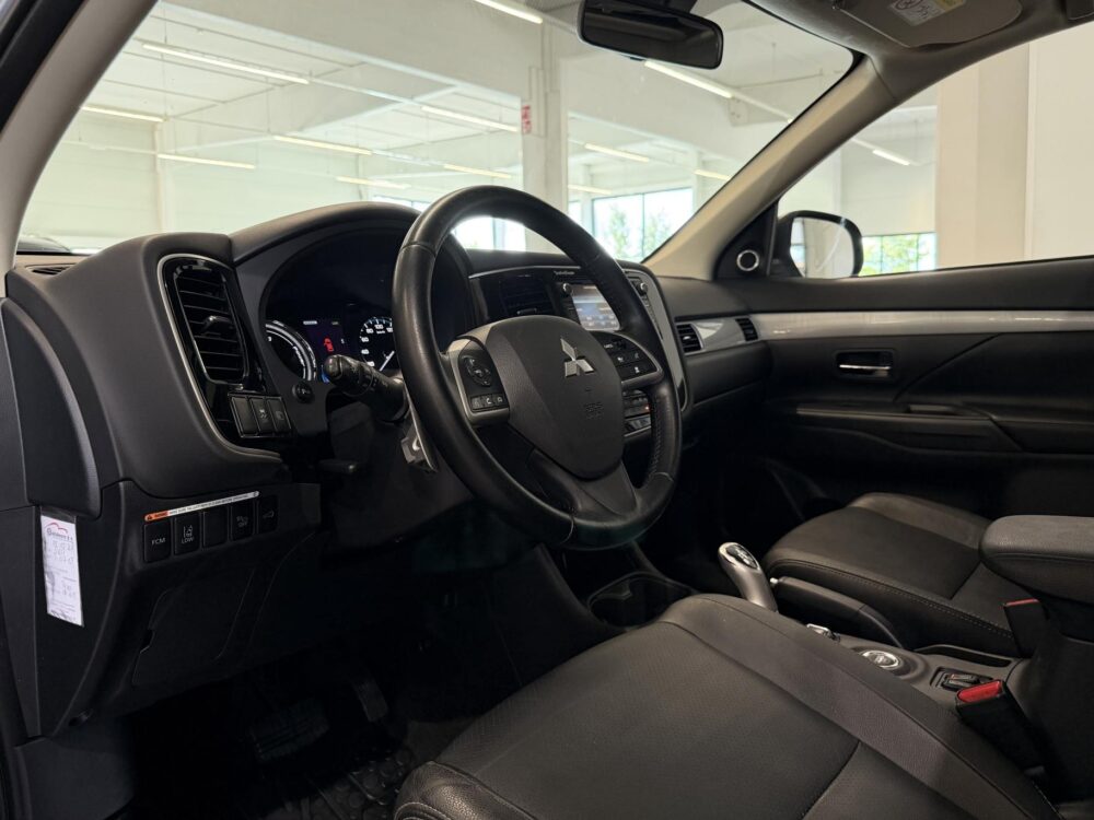 Mitsubishi Outlander PHEV 14