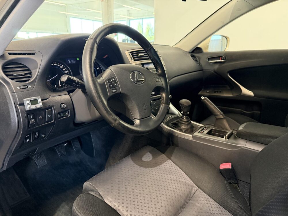 Lexus IS 8