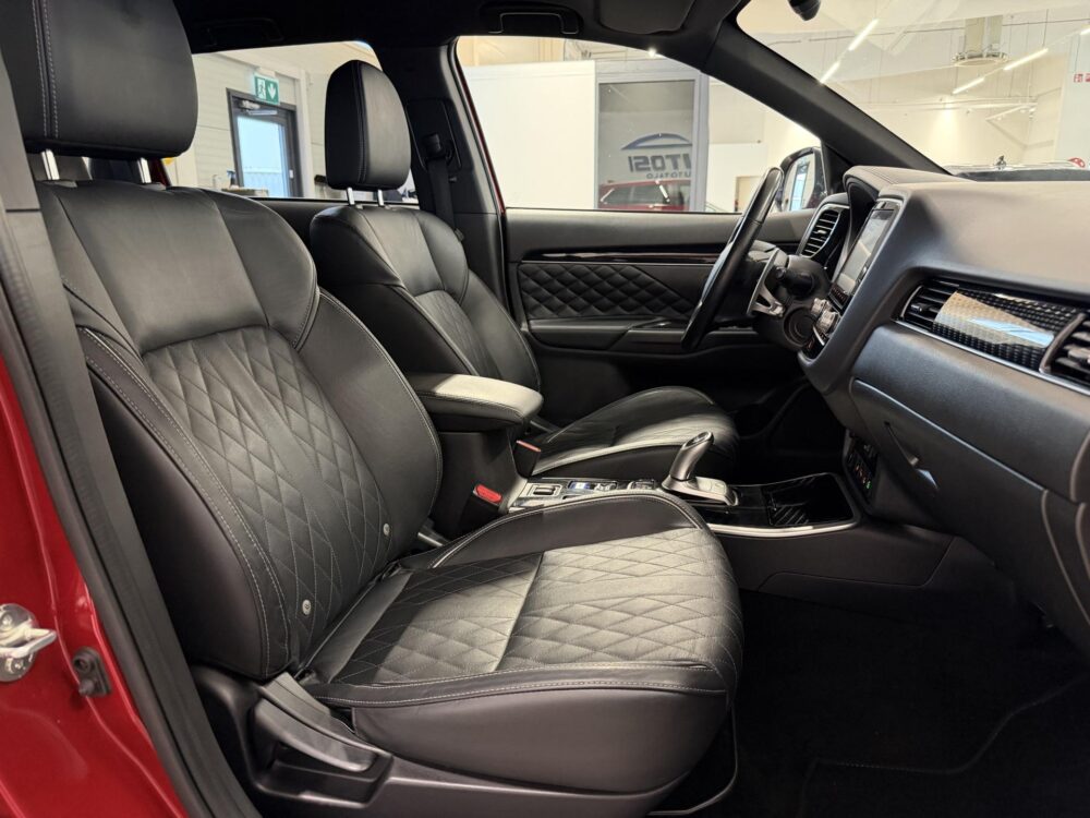 Mitsubishi Outlander PHEV 14