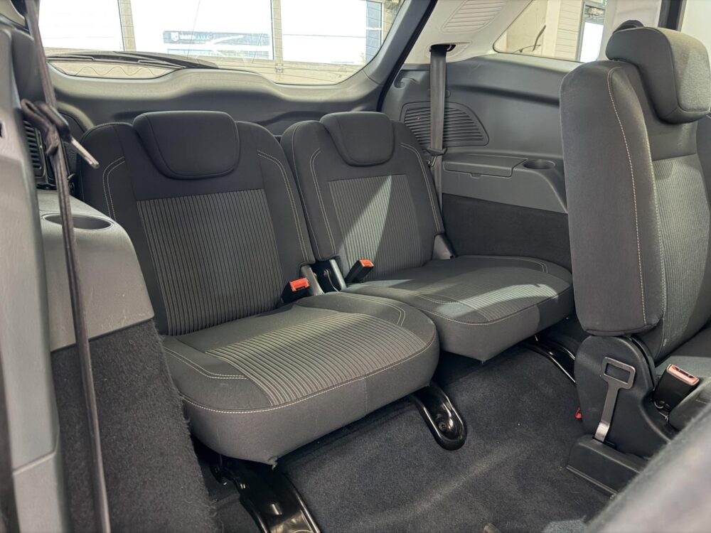 Ford Grand C-Max 13